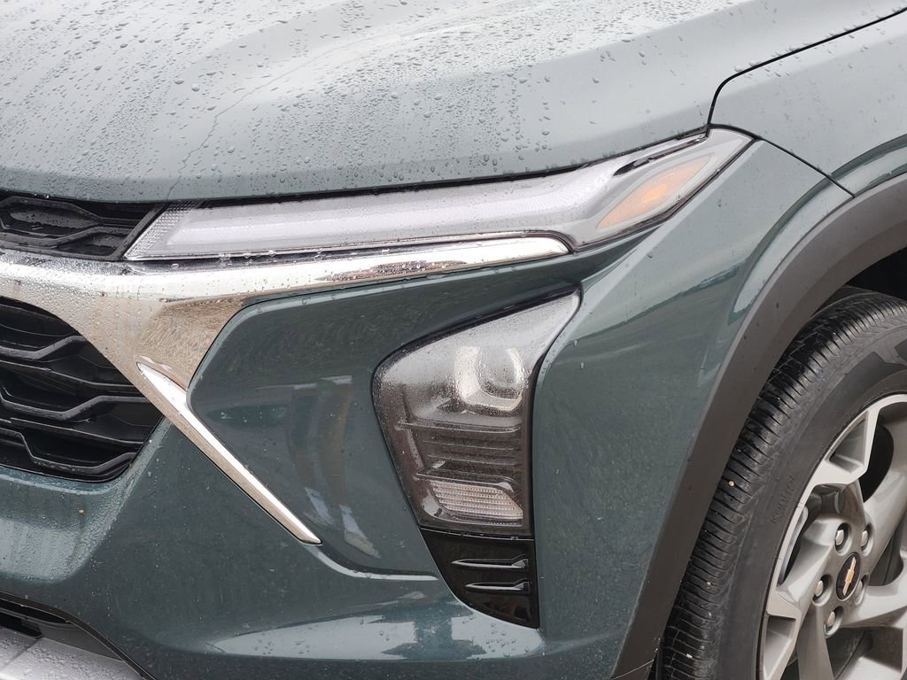 Used 2025 Chevrolet Trax LT FWD image 8