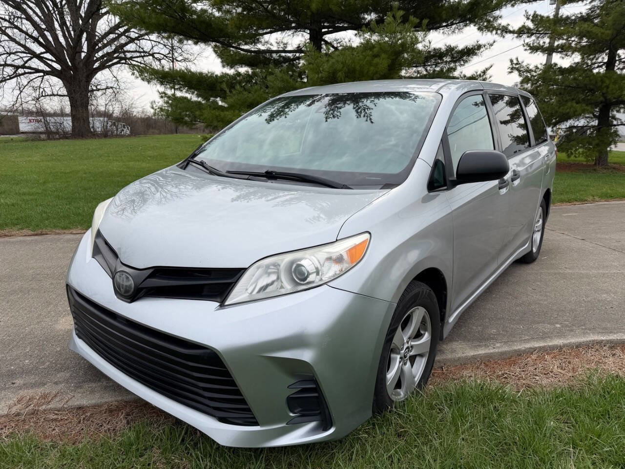 Used 2020 Toyota Sienna L image 1