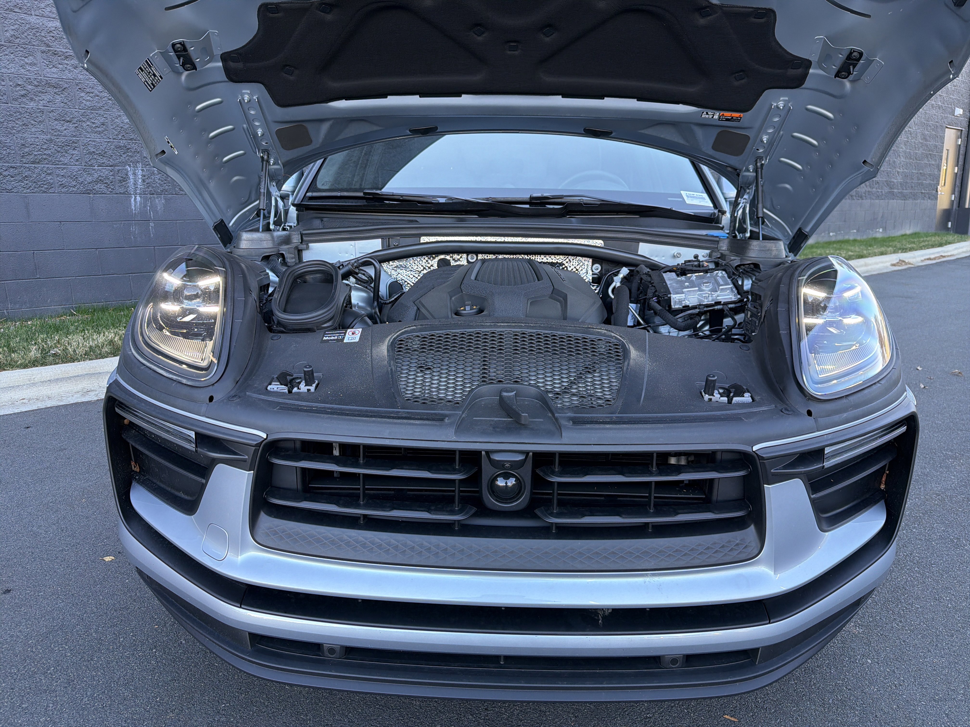 Certified 2025 Porsche Macan image 38