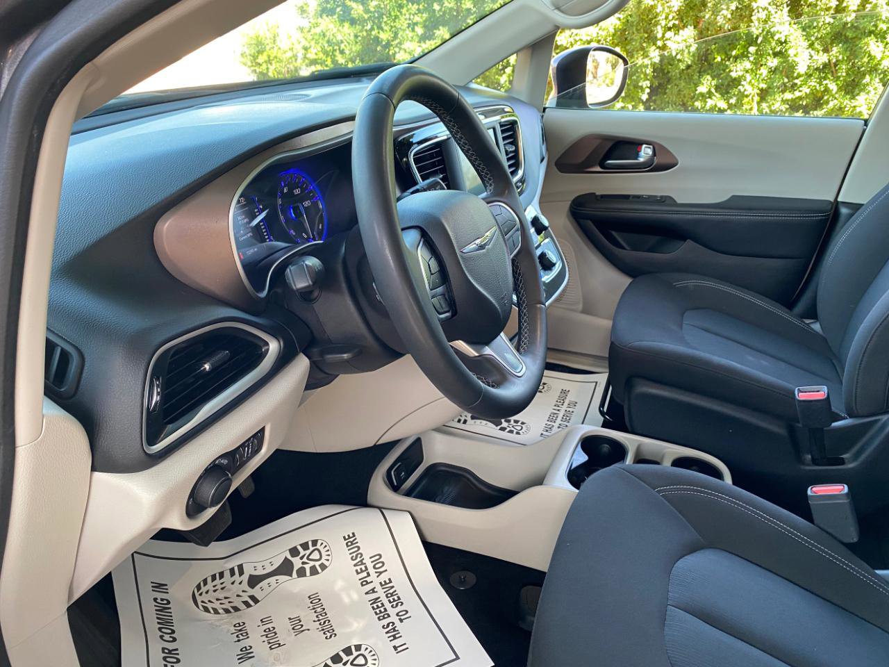 Used 2023 Chrysler Voyager LX FWD image 28