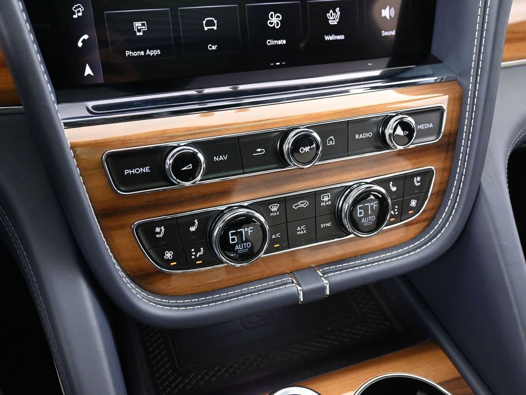 Used 2025 Bentley Bentayga AWD/4WD image 24