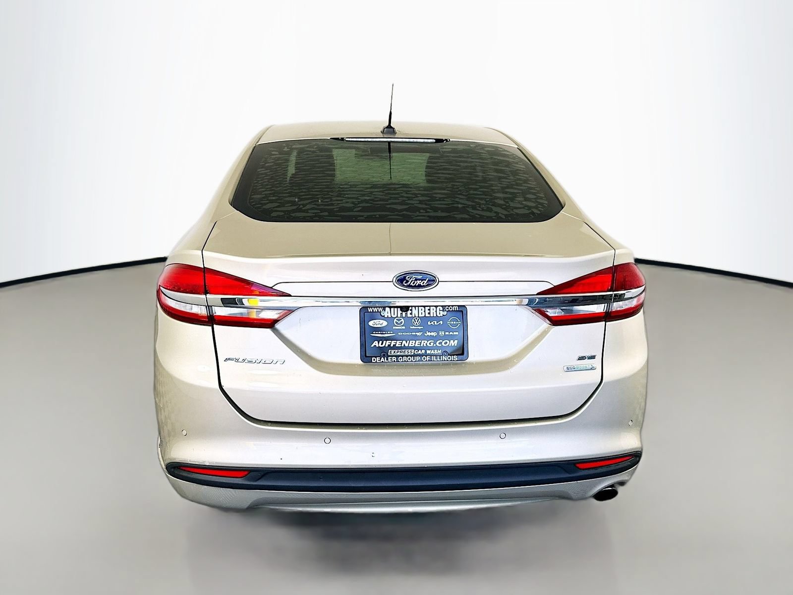 Used 2017 Ford Fusion SE w/ Fusion SE Technology Package FWD image 6
