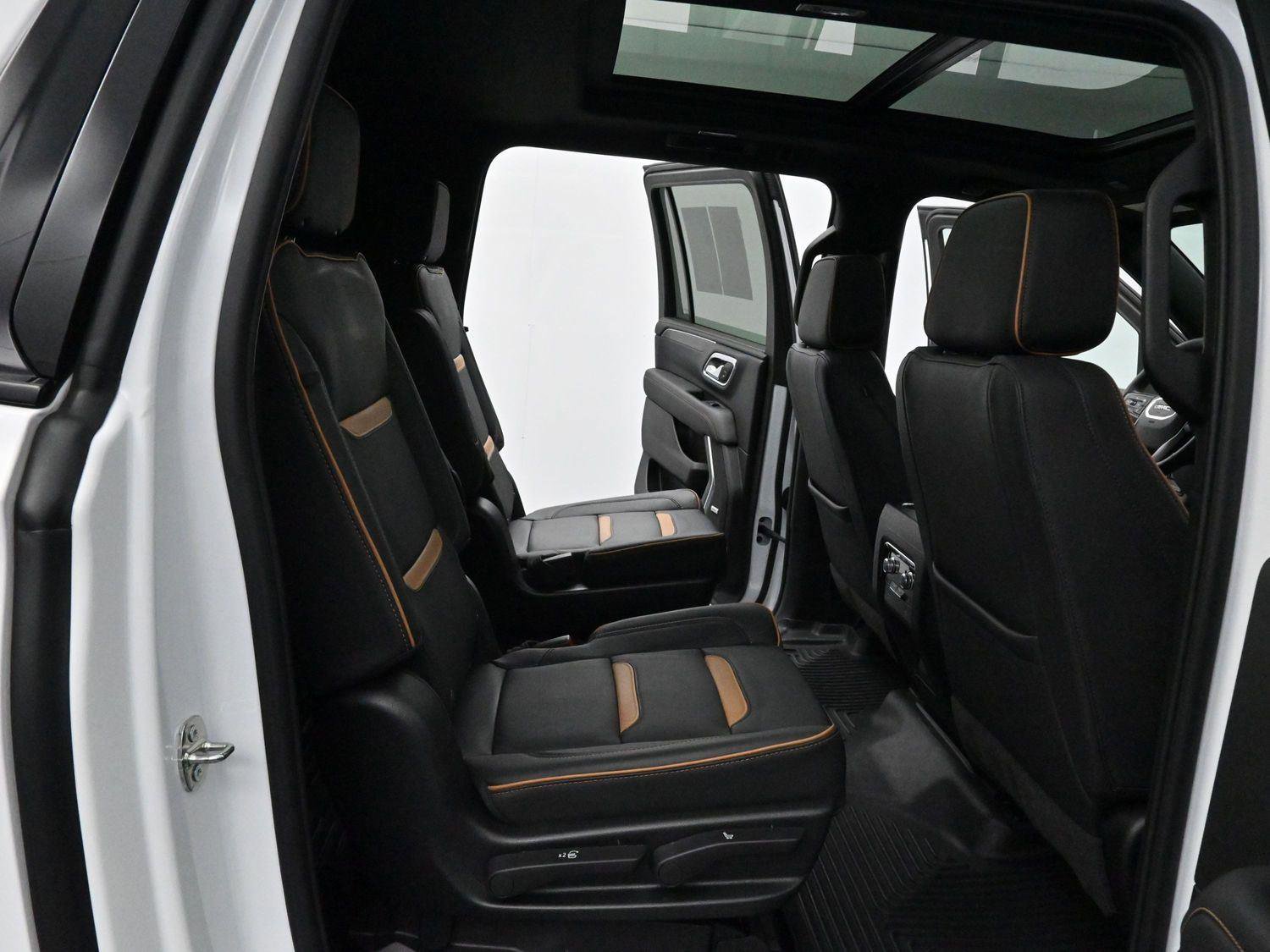Used 2023 GMC Yukon XL AT4 w/ AT4 Premium Plus Package AWD/4WD image 37