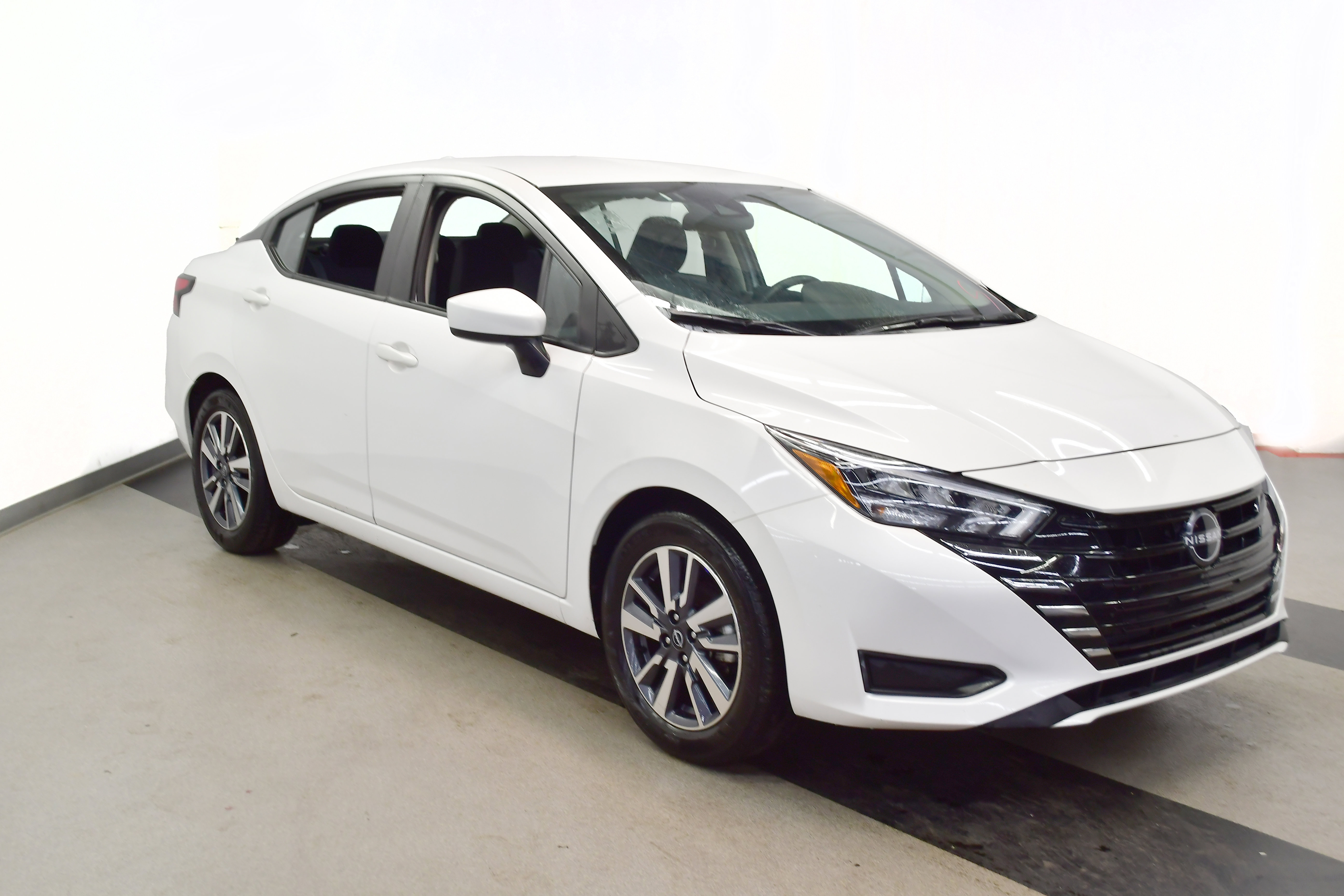 Used 2025 Nissan Versa SV FWD image 5