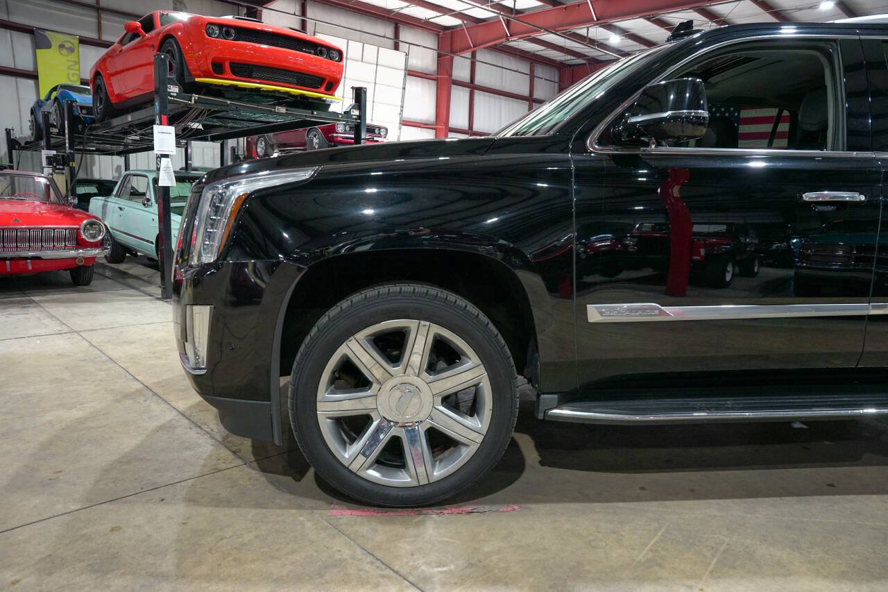 Used 2017 Cadillac Escalade Luxury AWD/4WD image 3