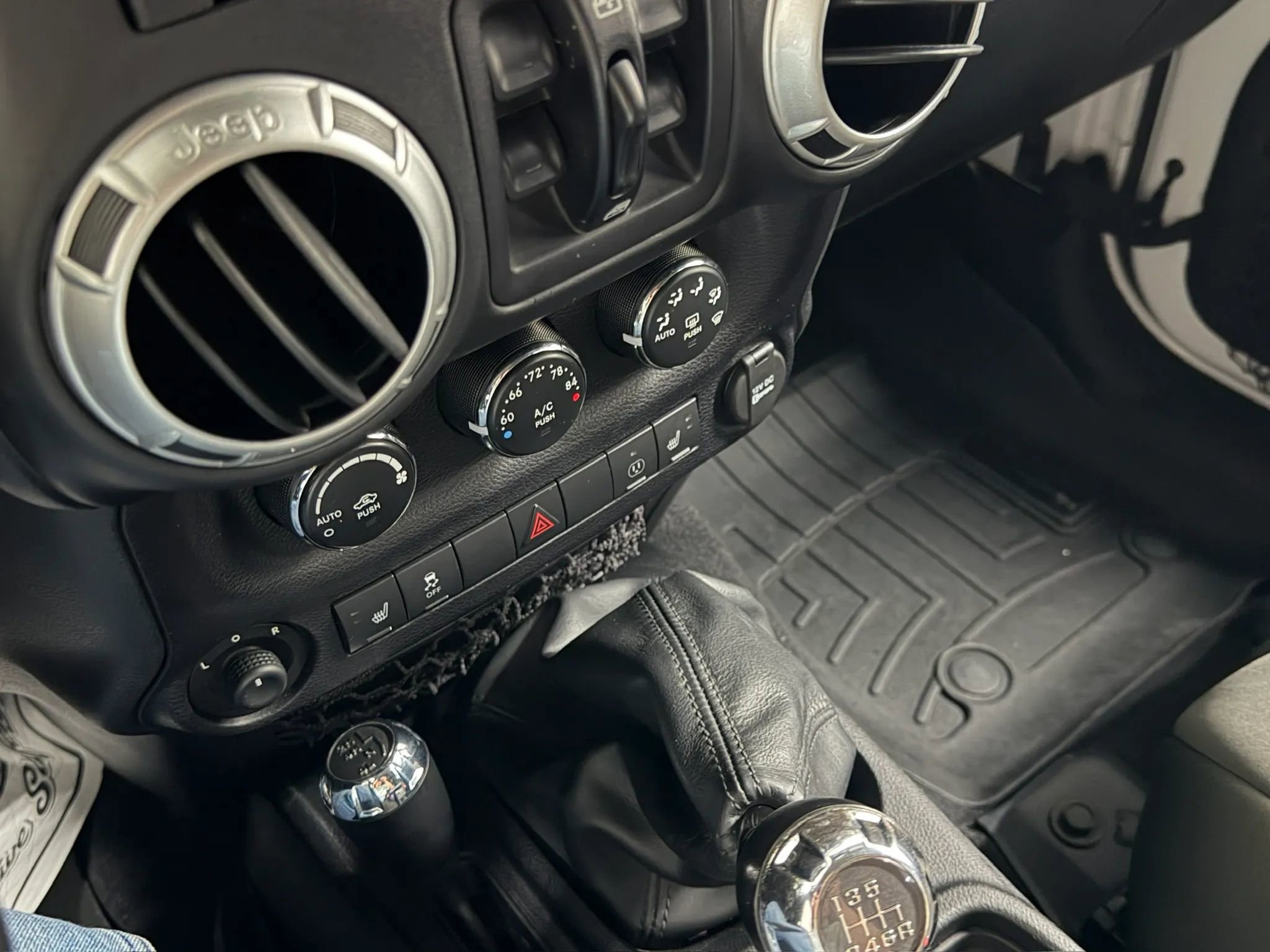 Used 2015 Jeep Wrangler Unlimited Rubicon AWD/4WD image 28