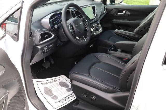Used 2026 Chrysler Pacifica Select image 12