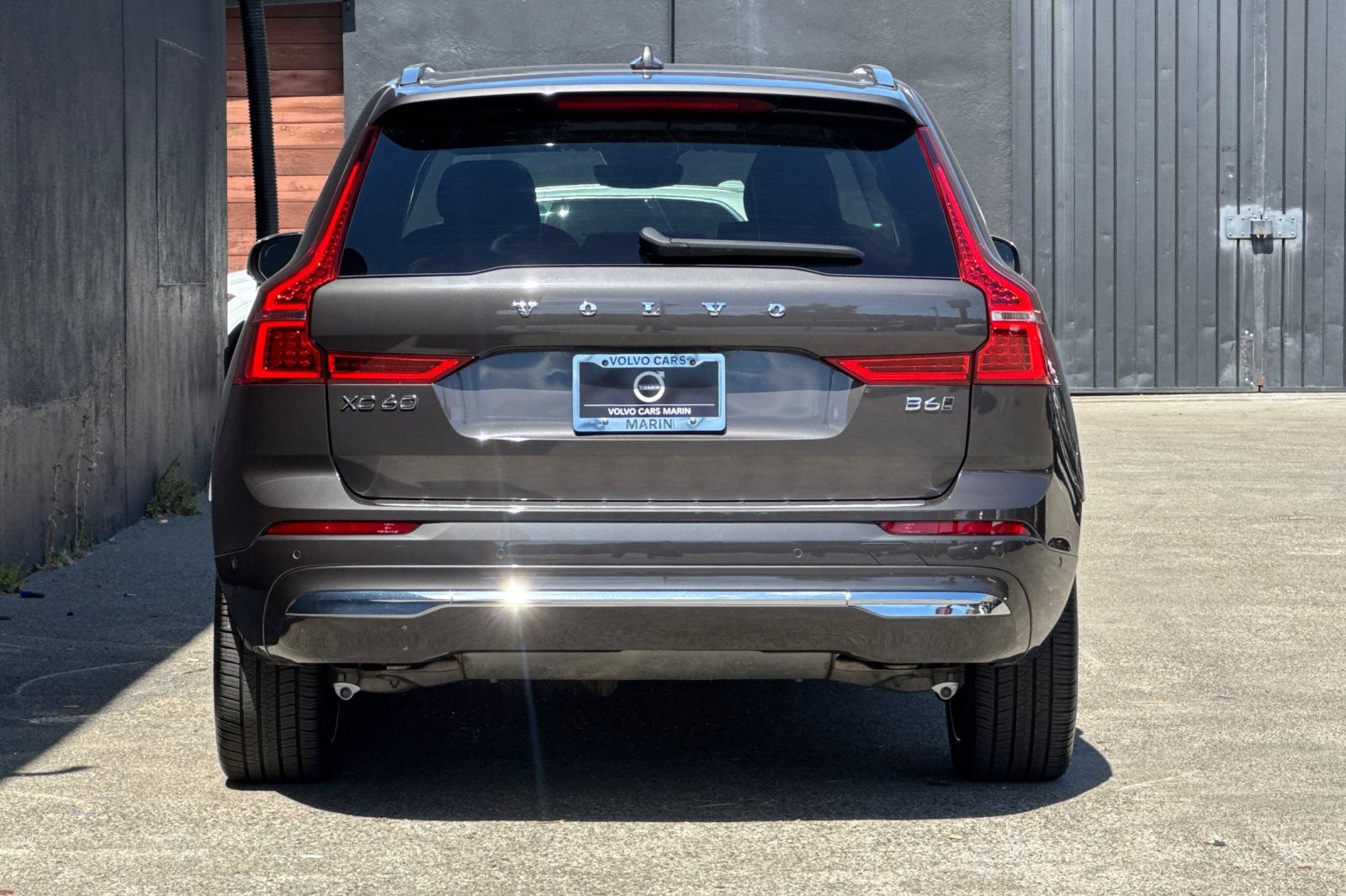 Certified 2023 Volvo XC60 B6 Ultimate w/ Protection Package Premier AWD/4WD image 8