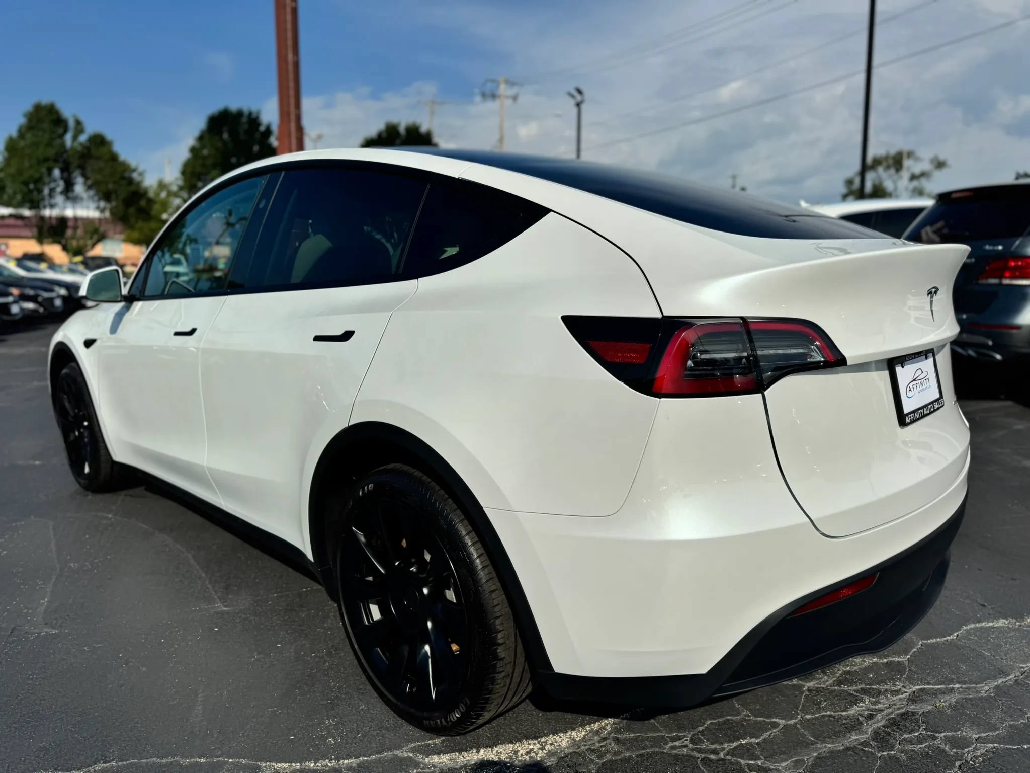 Used 2023 Tesla Model Y Long Range AWD/4WD image 3