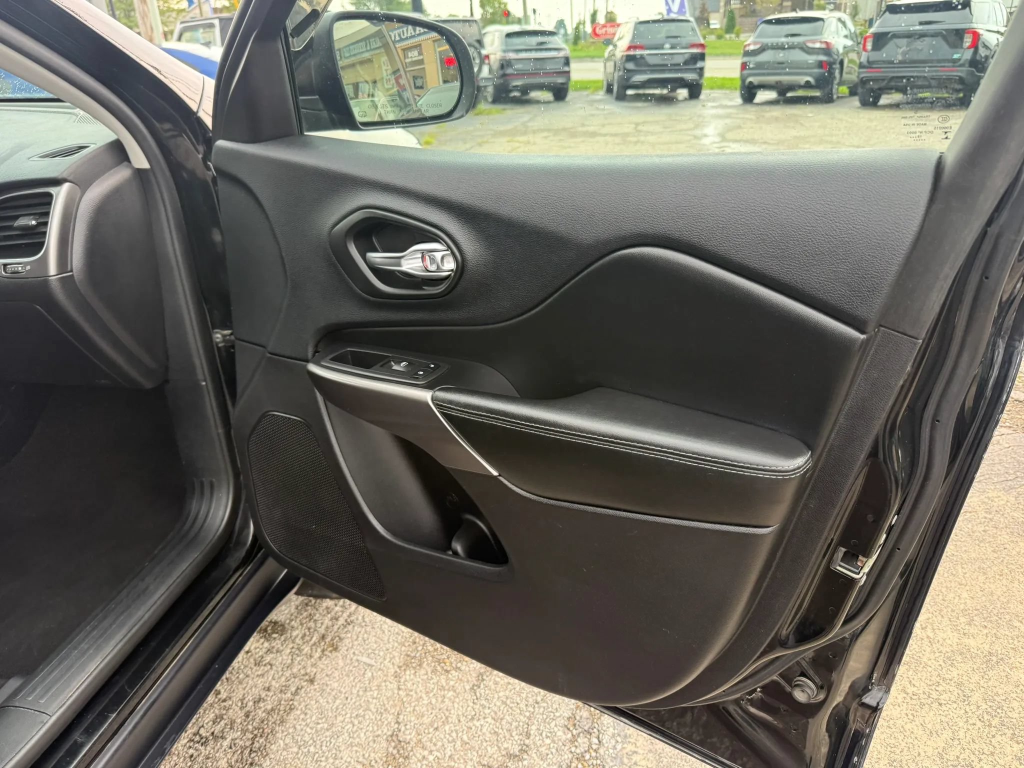 Used 2020 Jeep Cherokee Latitude w/ Cold Weather Group AWD/4WD image 20