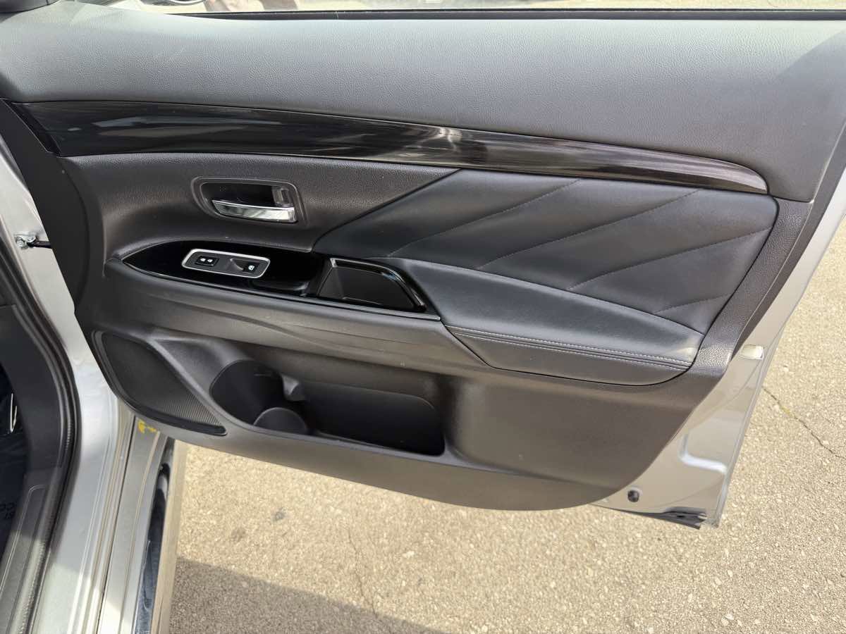 Used 2018 Mitsubishi Outlander GT image 16