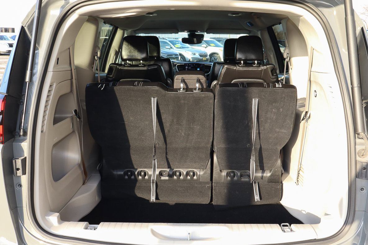 Used 2023 Chrysler Pacifica Touring-L image 10