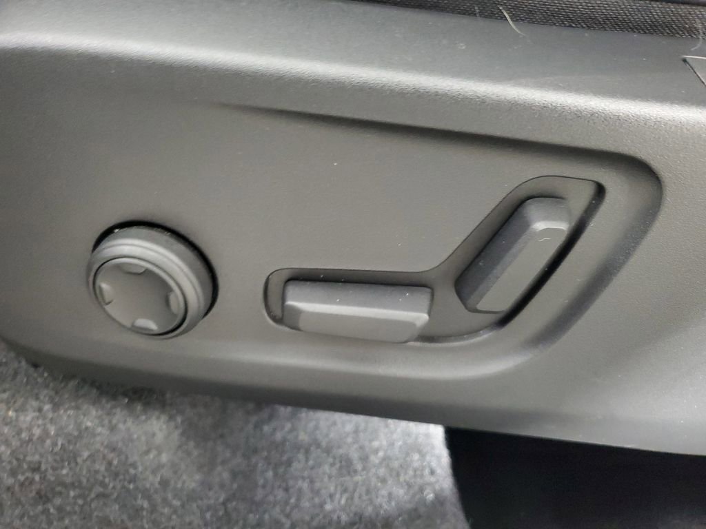 Certified 2025 Volvo XC40 B5 Plus image 24