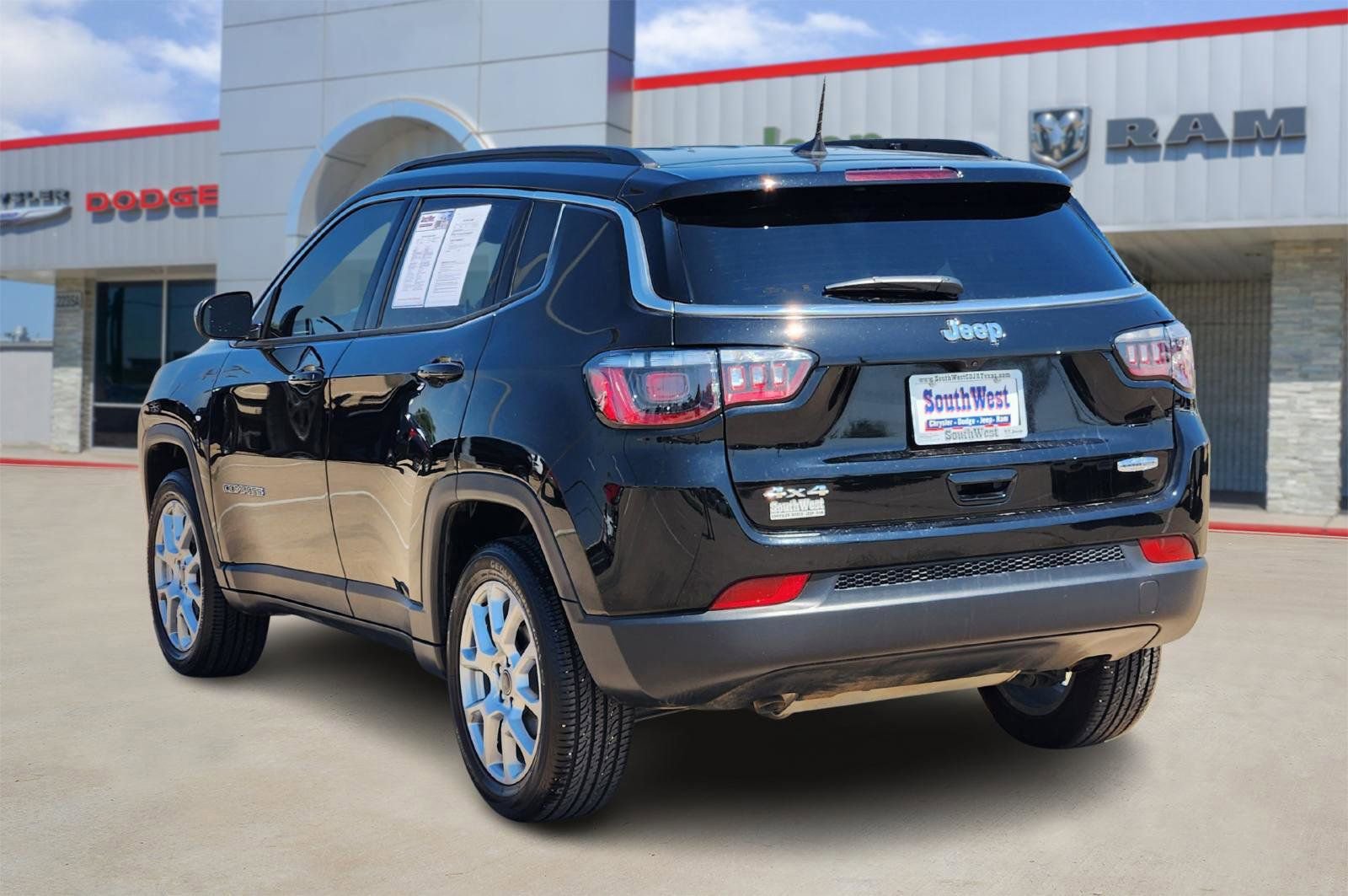 Used 2025 Jeep Compass Latitude image 4
