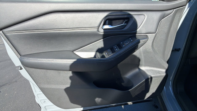 Used 2025 Nissan Rogue SL FWD image 19