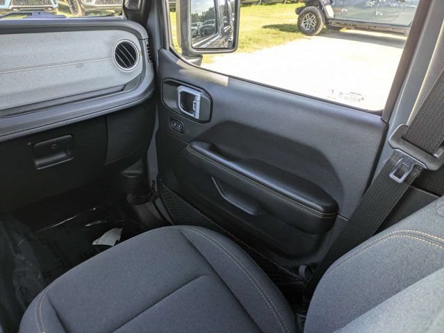 Used 2024 Jeep Wrangler Unlimited Sahara w/ Technology Group AWD/4WD image 17