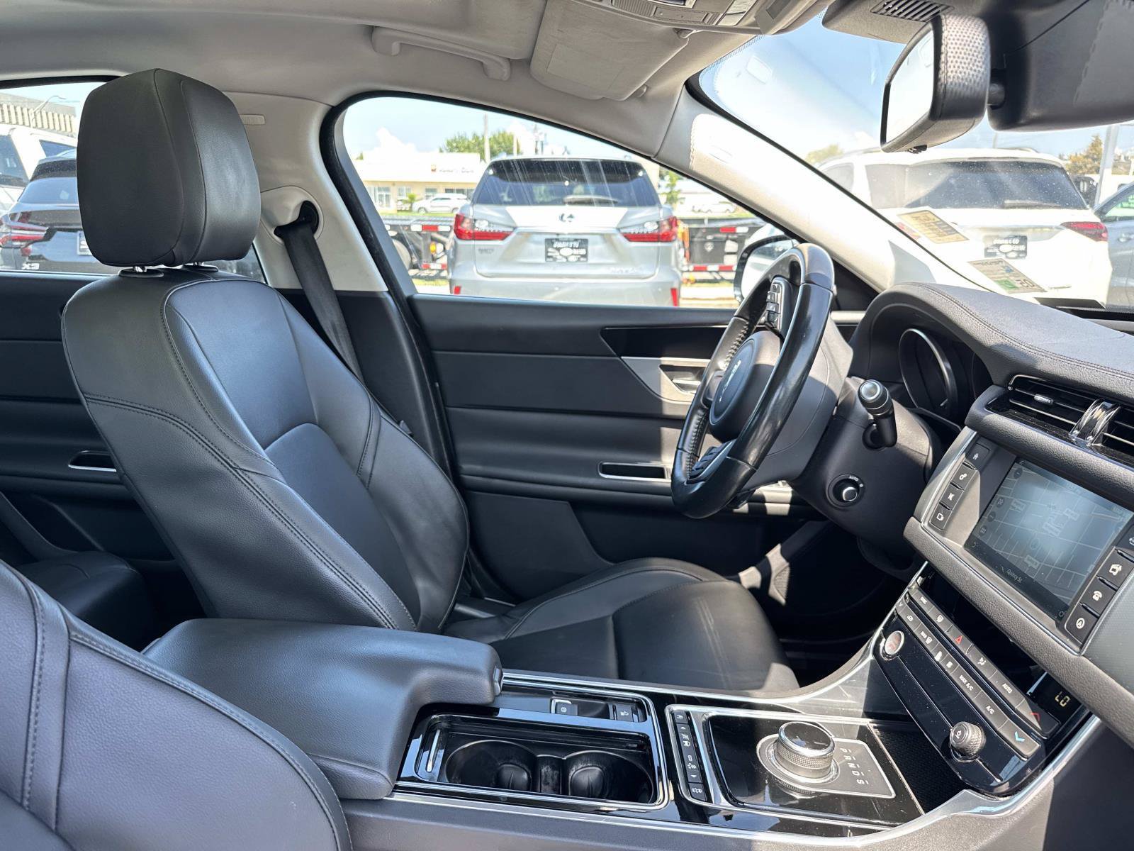 Used 2017 Jaguar XF Premium RWD image 11