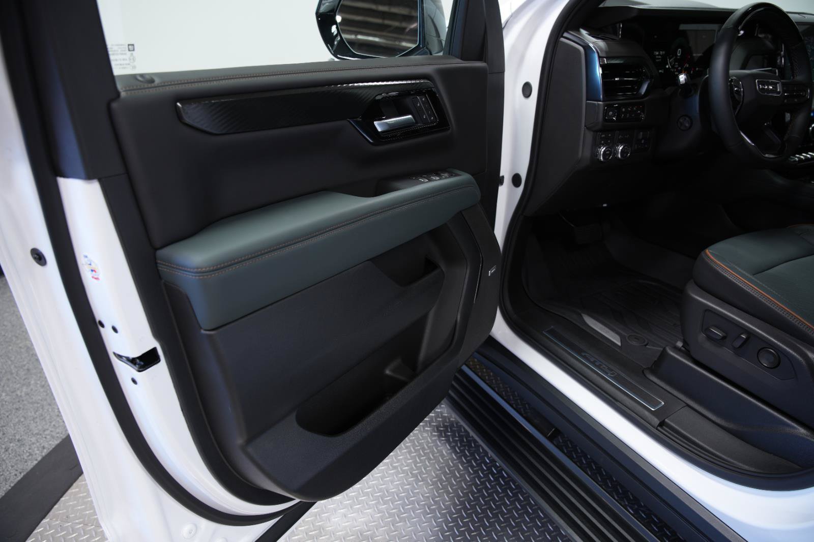 New 2026 GMC Yukon XL AT4 w/ AT4 Premium Plus Package AWD/4WD image 25