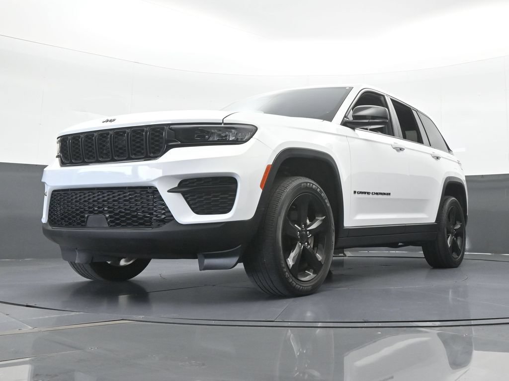 Used 2024 Jeep Grand Cherokee Altitude RWD image 53