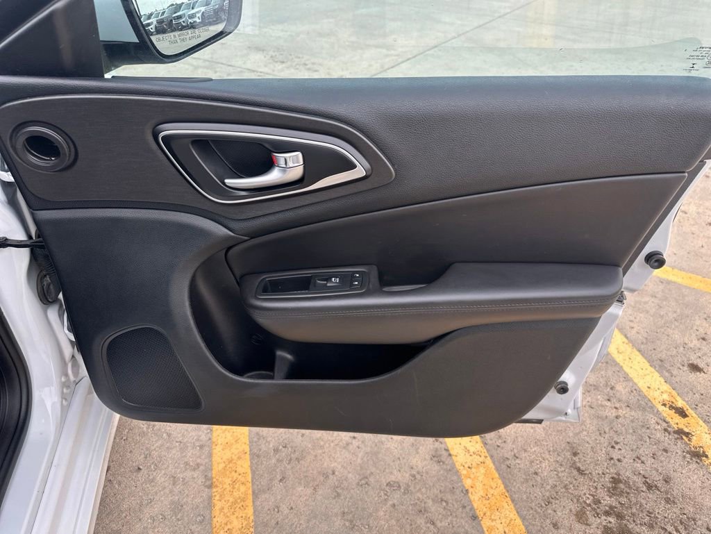 Used 2017 Chrysler 200 Limited Platinum FWD image 29