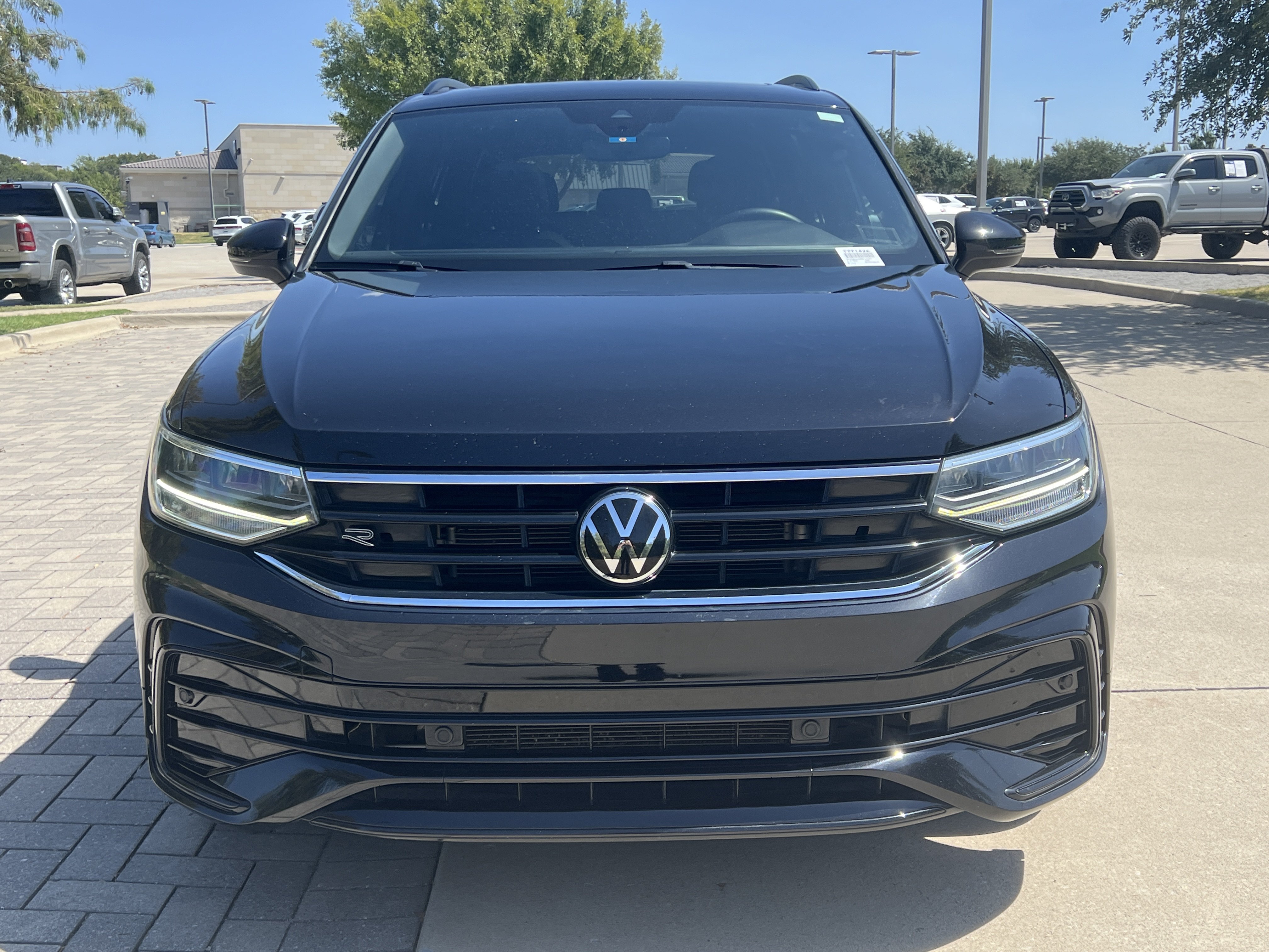 Used 2023 Volkswagen Tiguan SE R-Line FWD image 3