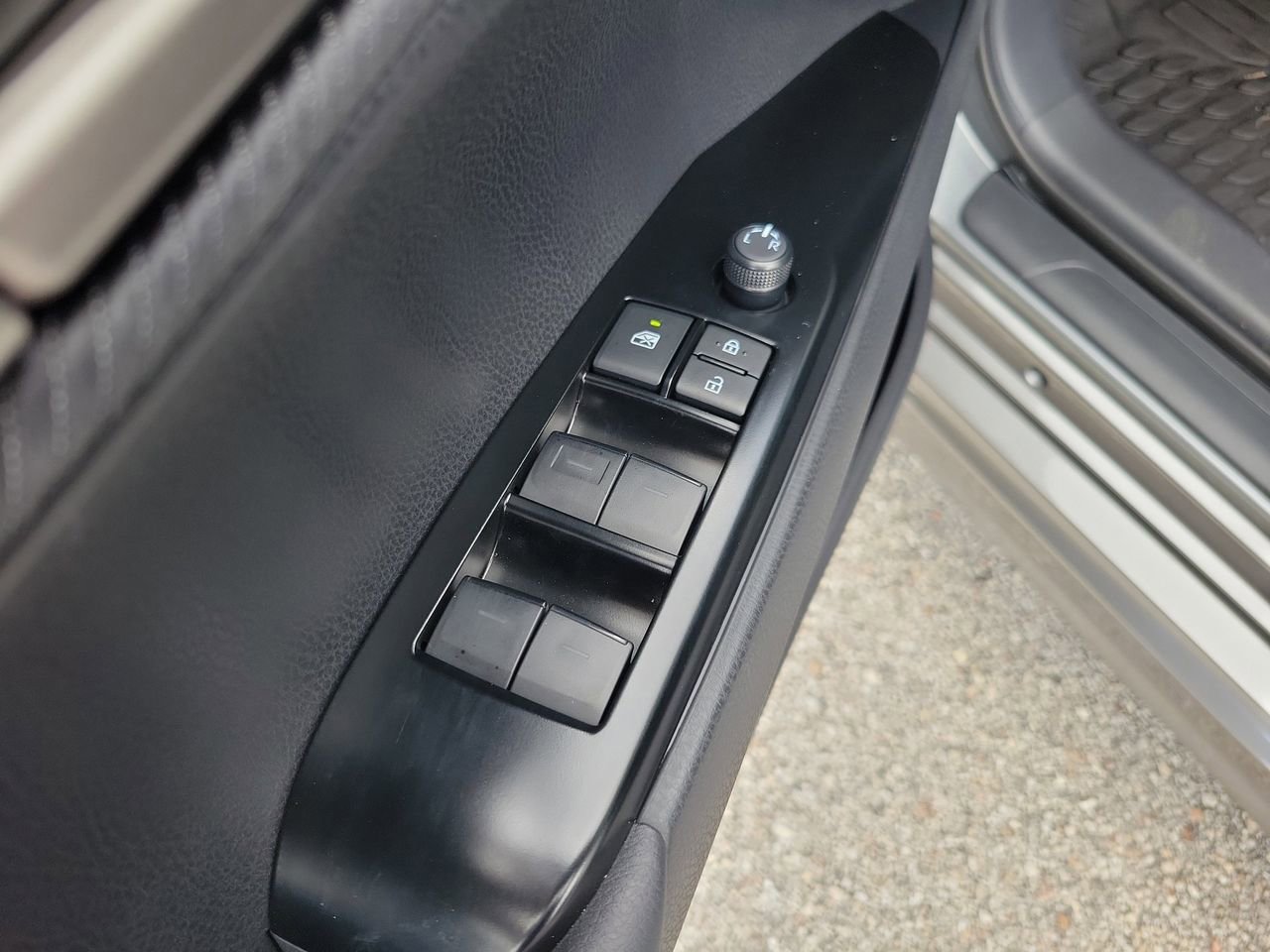 Used 2026 Toyota Camry SE FWD image 15