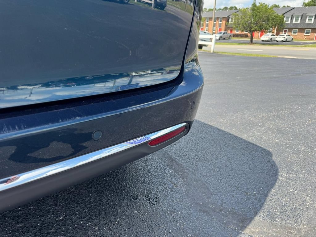 Used 2023 Chrysler Pacifica Touring-L FWD image 9