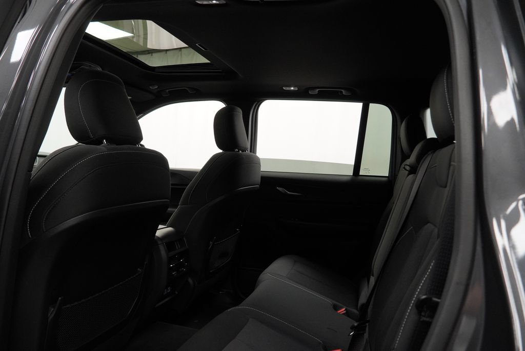 Used 2025 Jeep Grand Cherokee Laredo X AWD/4WD image 20