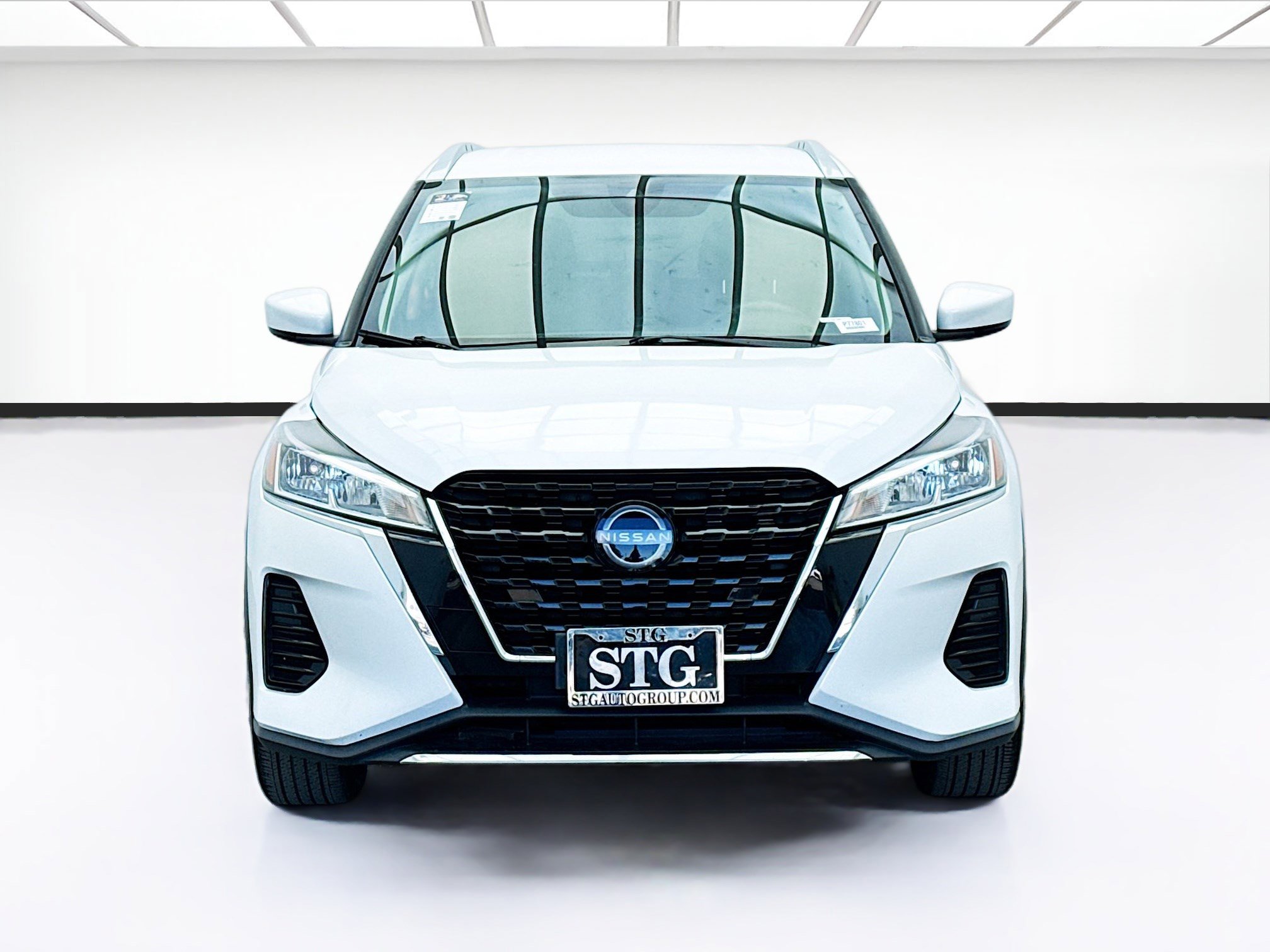Used 2023 Nissan Kicks SV image 2