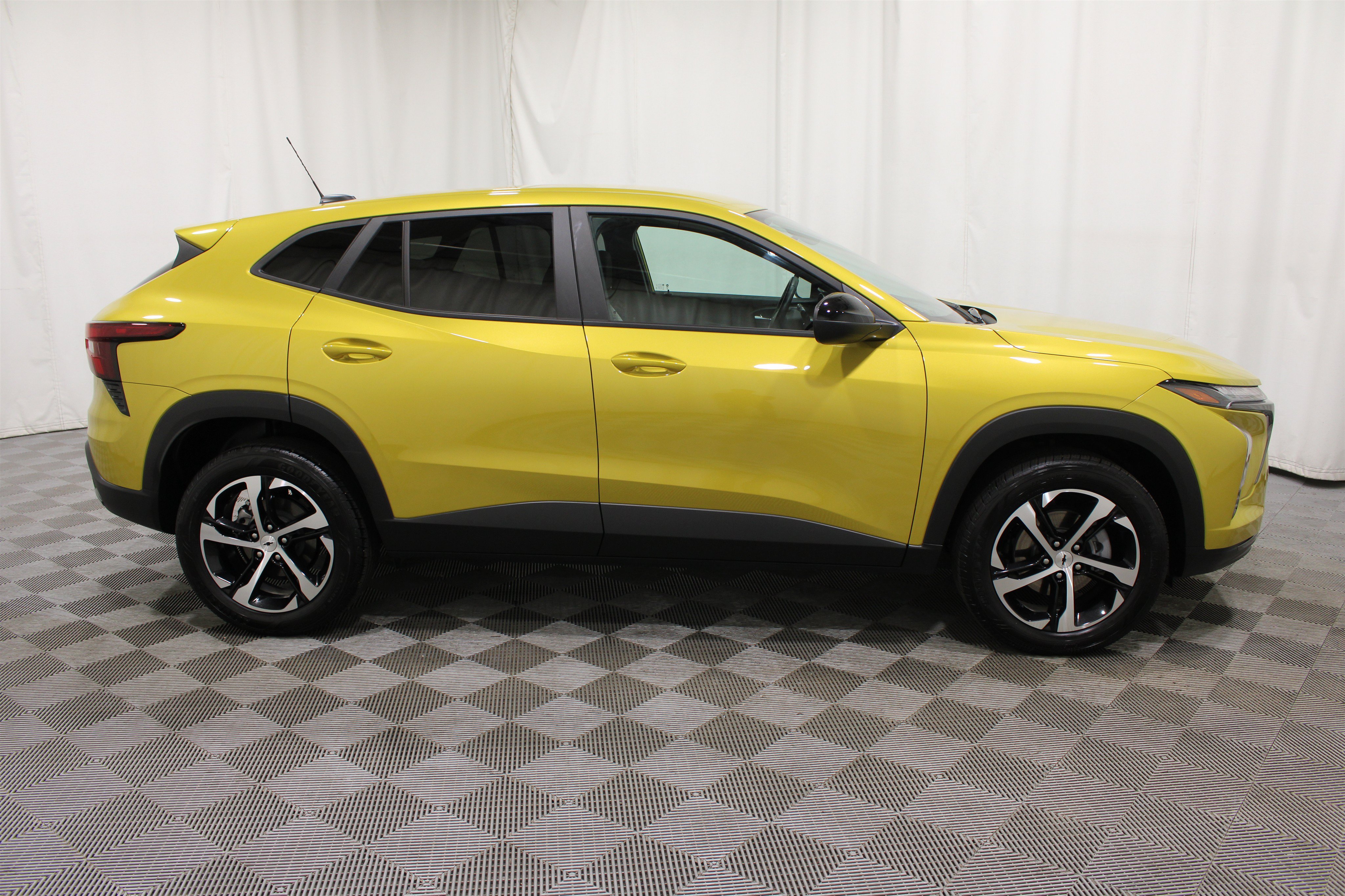 Used 2024 Chevrolet Trax RS w/ Driver Confidence Package FWD image 28