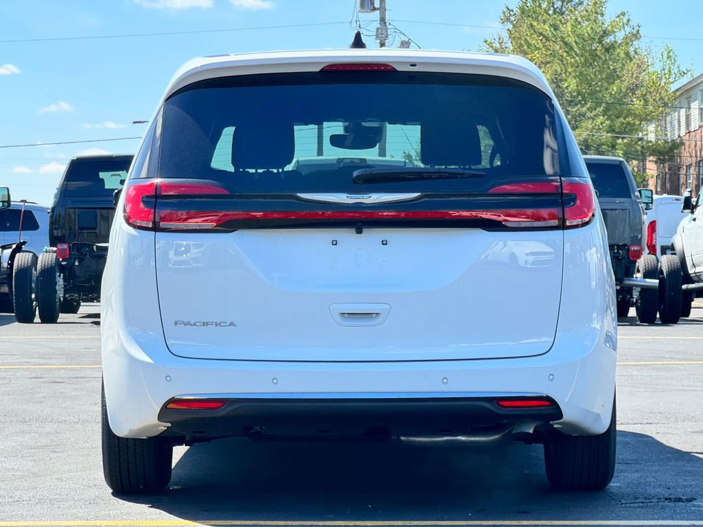 New 2026 Chrysler Pacifica Select image 6