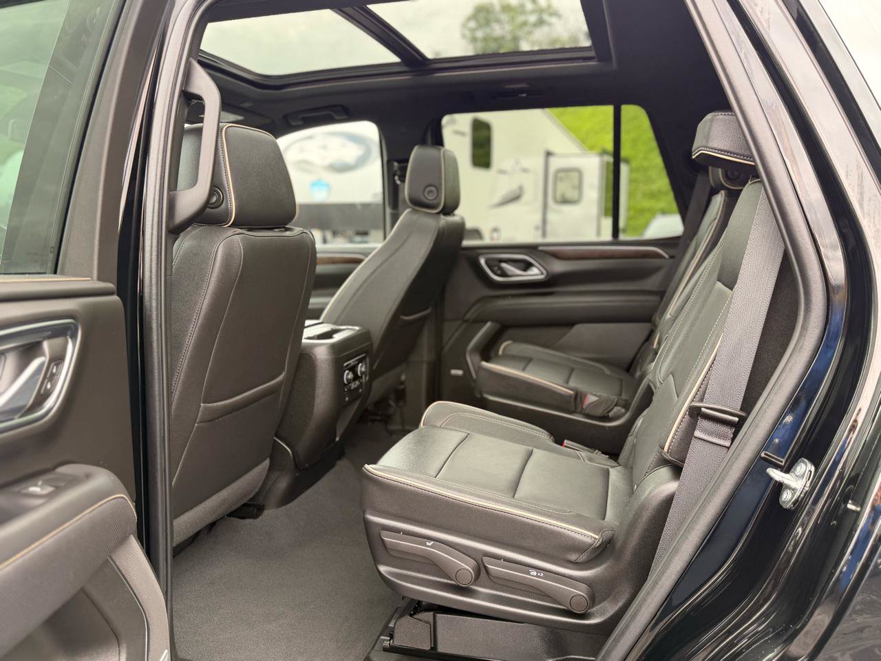 Used 2024 Chevrolet Tahoe Premier AWD/4WD image 13