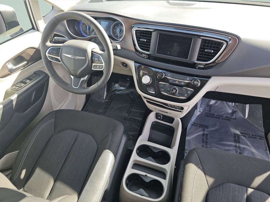 Used 2023 Chrysler Voyager LX image 27