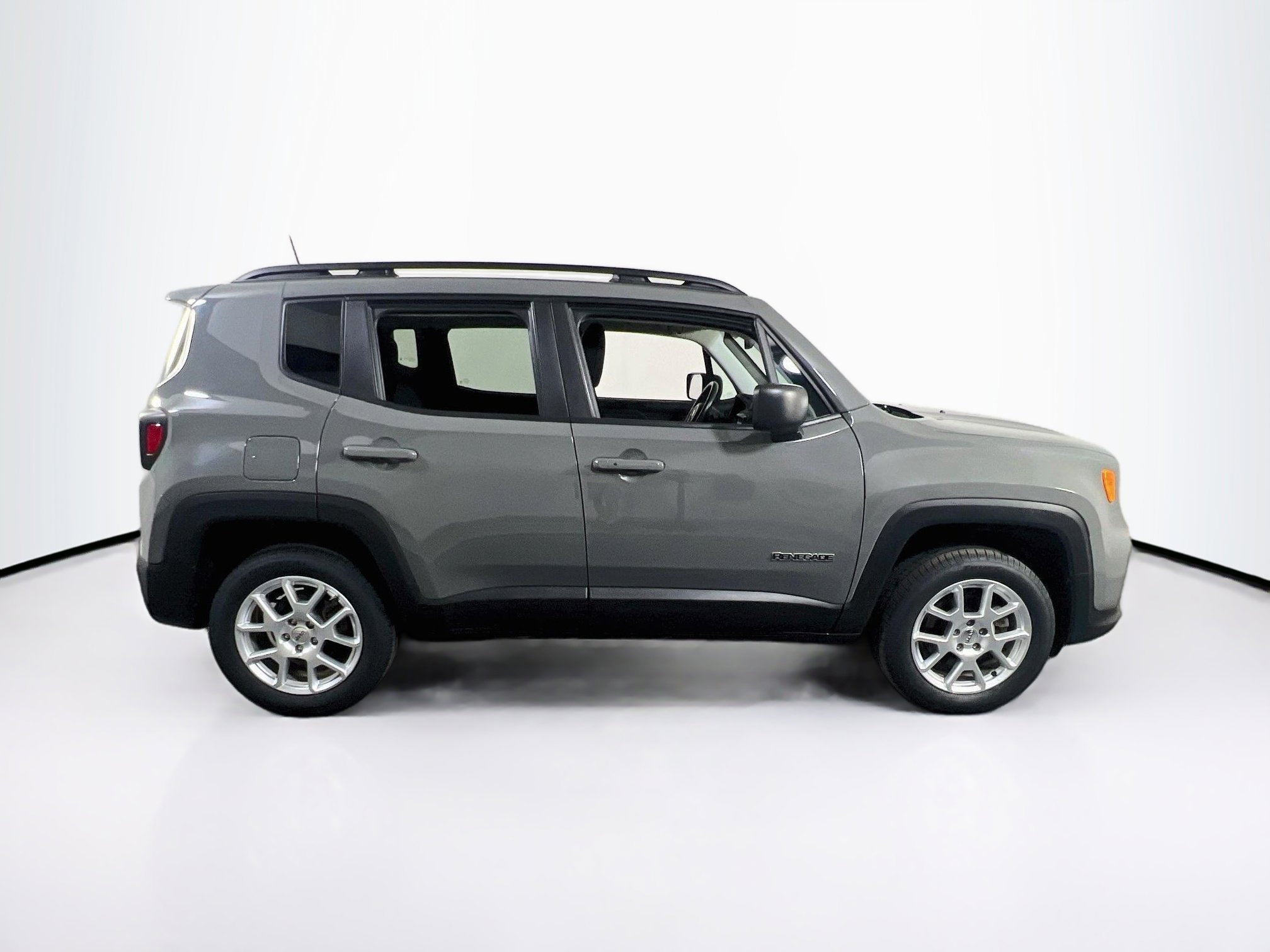 Used 2022 Jeep Renegade Latitude w/ Convenience Group AWD/4WD image 4
