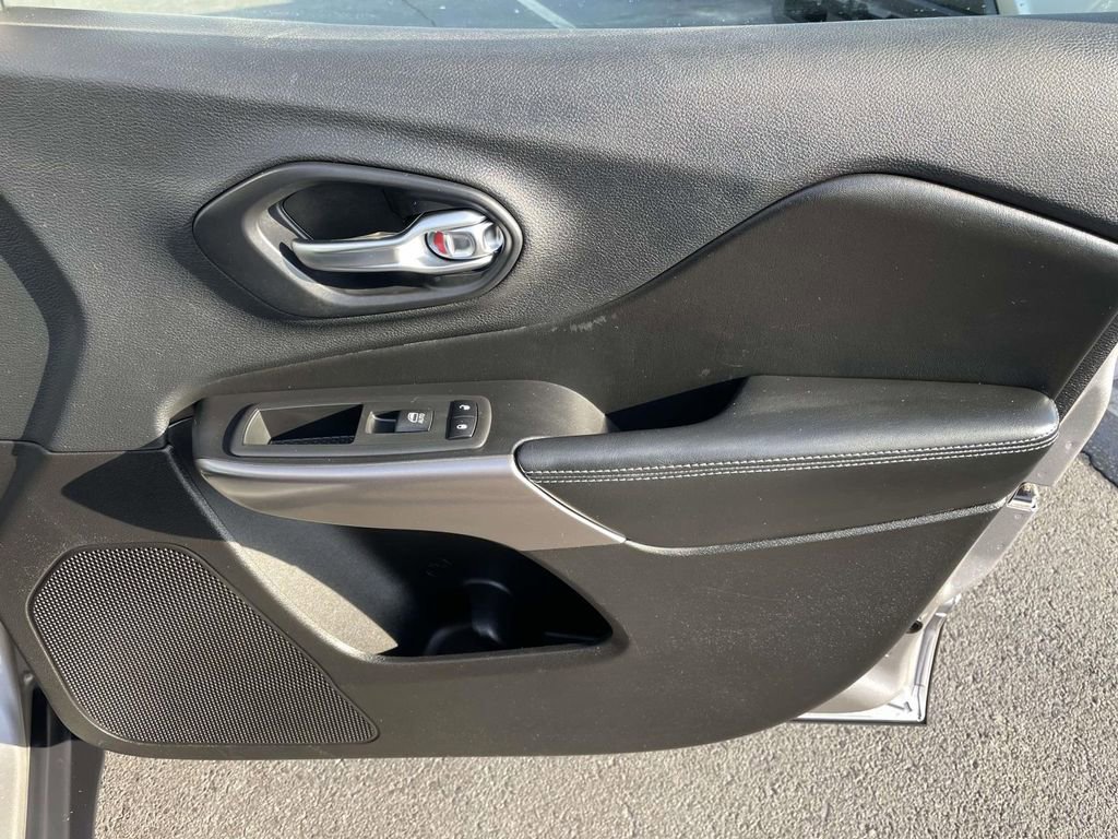 Used 2019 Jeep Cherokee Latitude Plus image 45