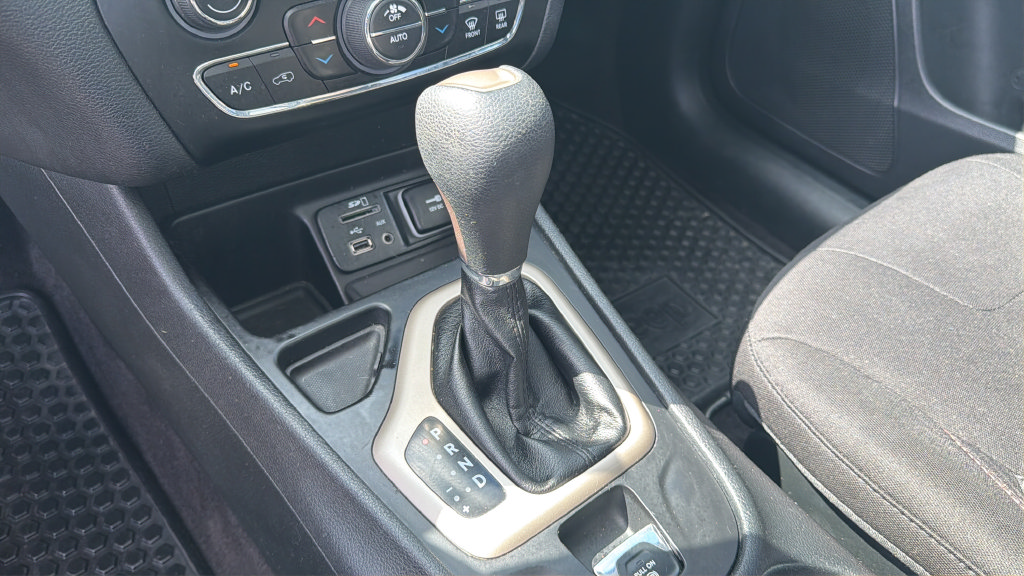Used 2017 Jeep Cherokee 75th Anniversary FWD image 18