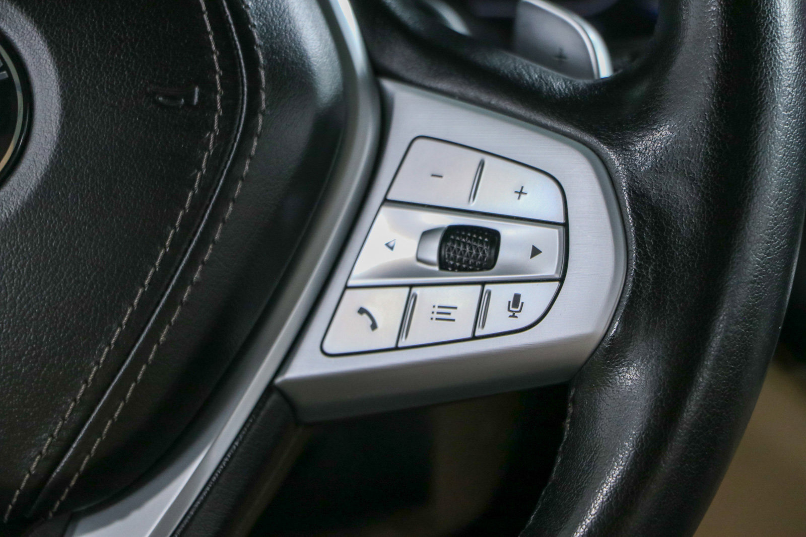 Used 2022 BMW X7 xDrive40i w/ Cold Weather Package image 14