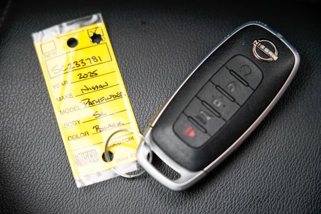 Used 2025 Nissan Pathfinder SL FWD image 36