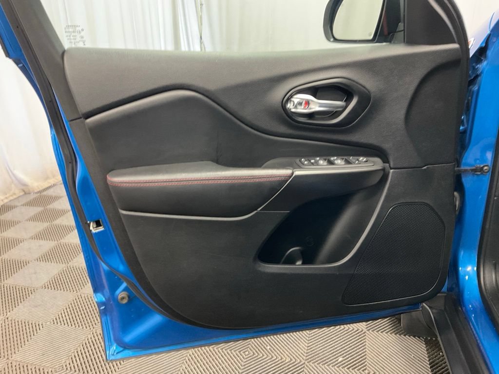 Used 2021 Jeep Cherokee Trailhawk AWD/4WD image 10
