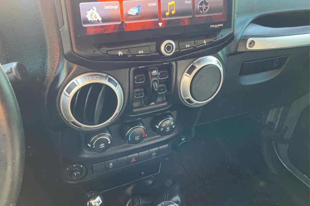 Used 2015 Jeep Wrangler Unlimited Rubicon w/ Connectivity Group image 17