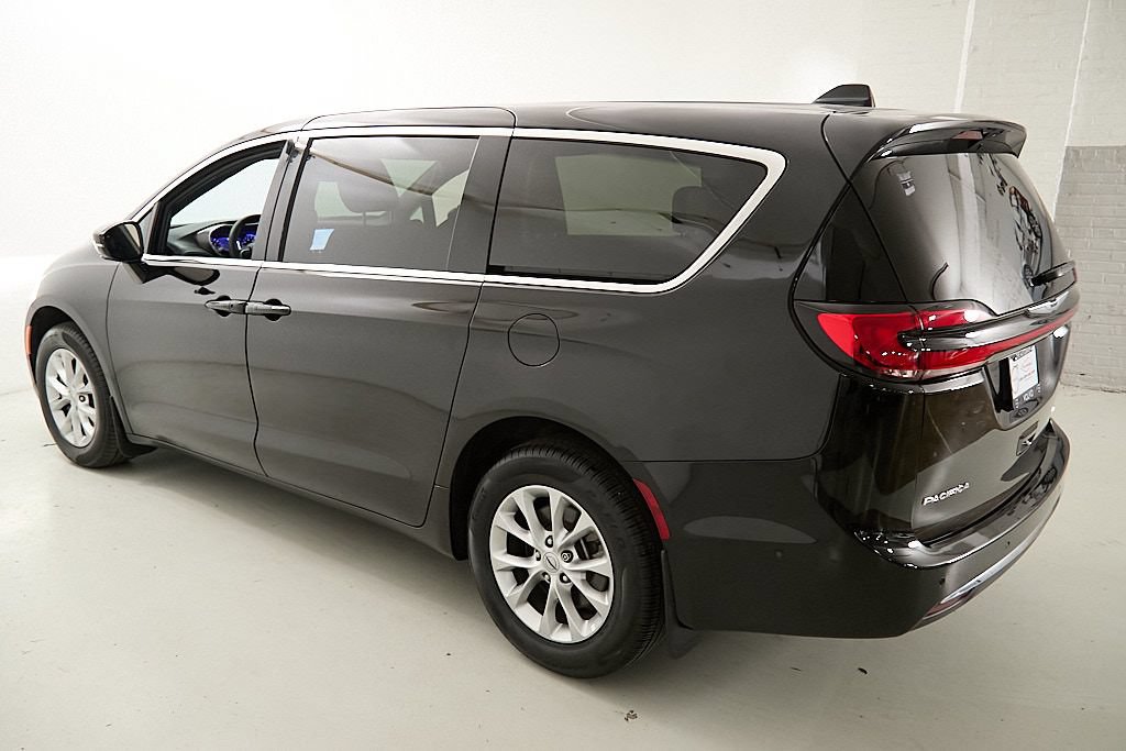 Used 2025 Chrysler Pacifica Select AWD/4WD image 7