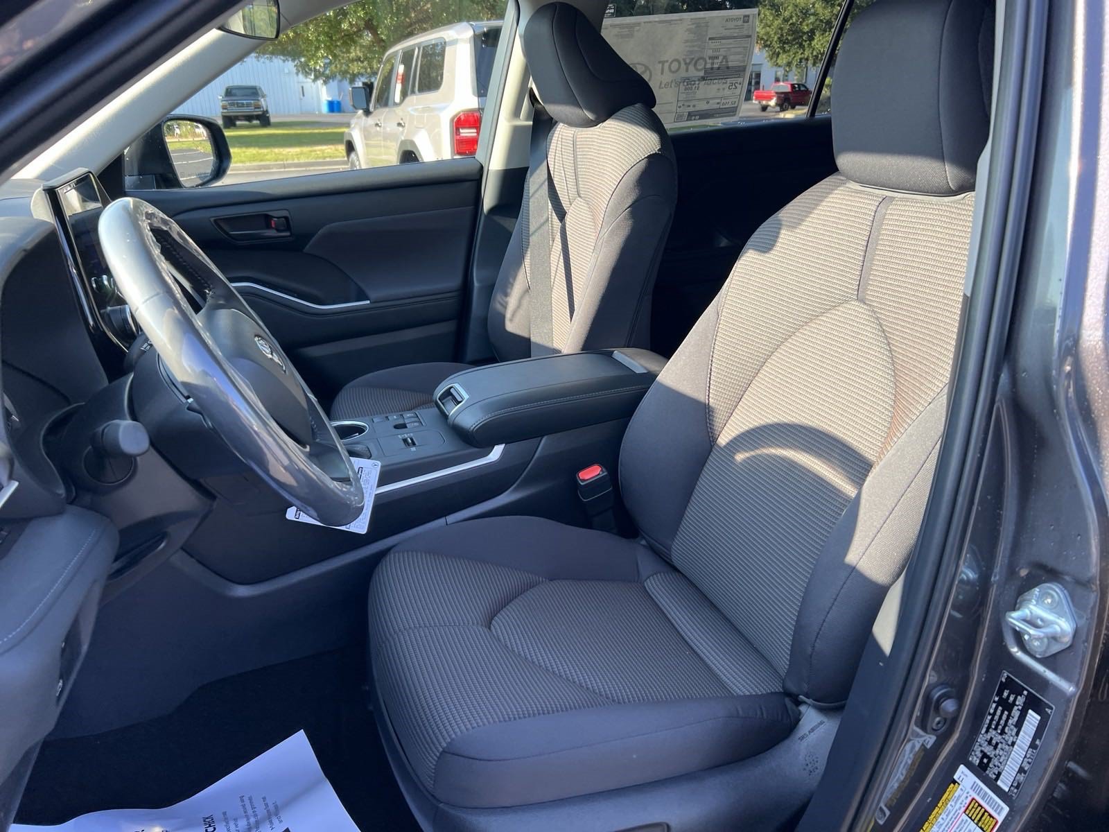New 2024 Toyota Highlander LE FWD image 17