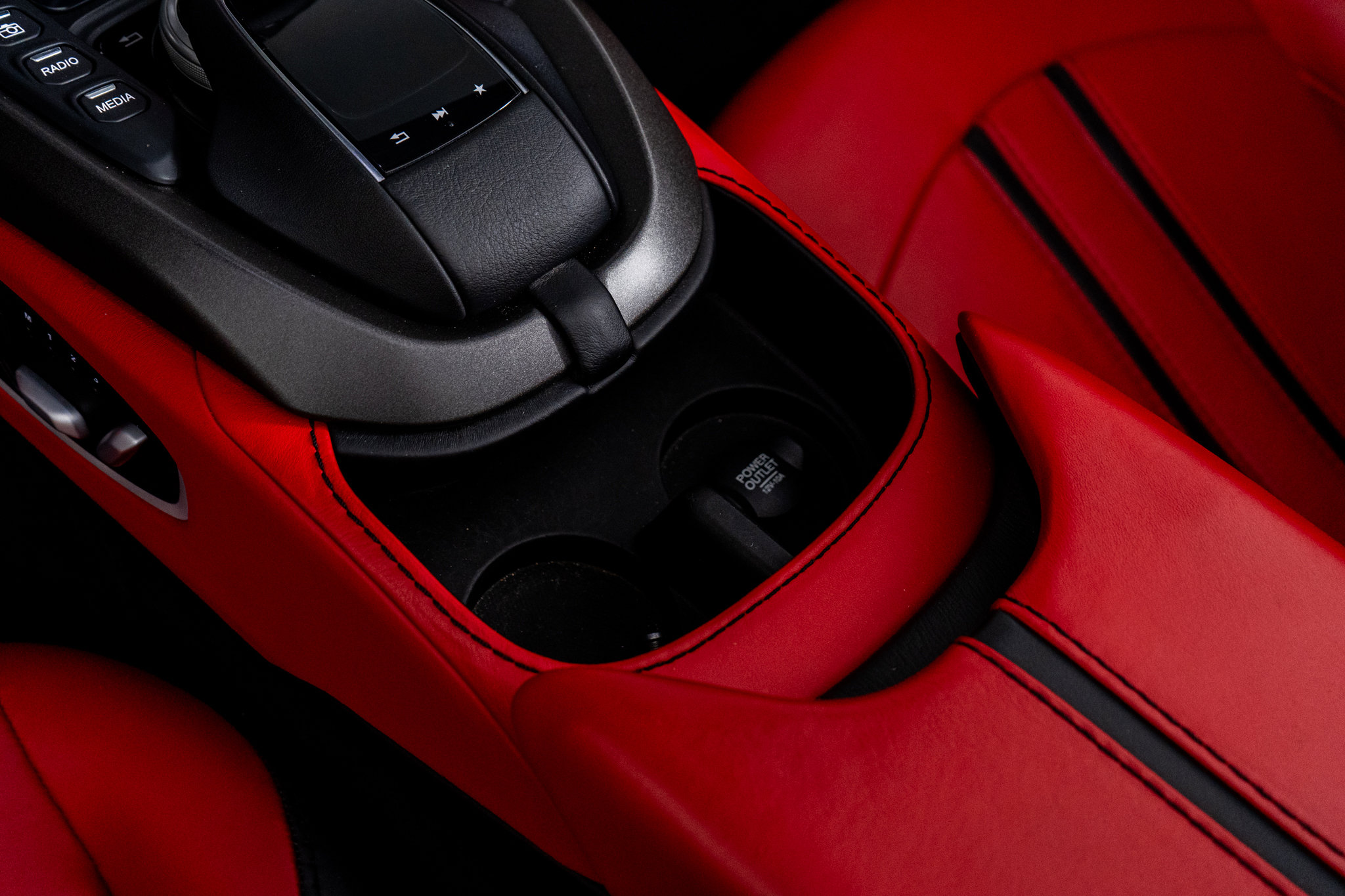 Used 2021 Aston Martin V8 Vantage Roadster image 34