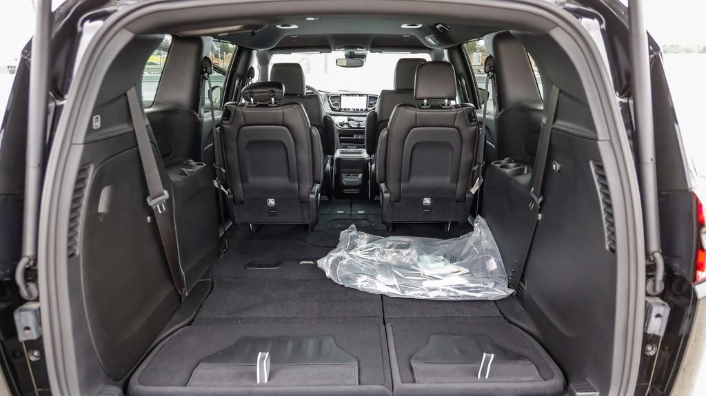 New 2027 Chrysler Pacifica Select FWD image 31