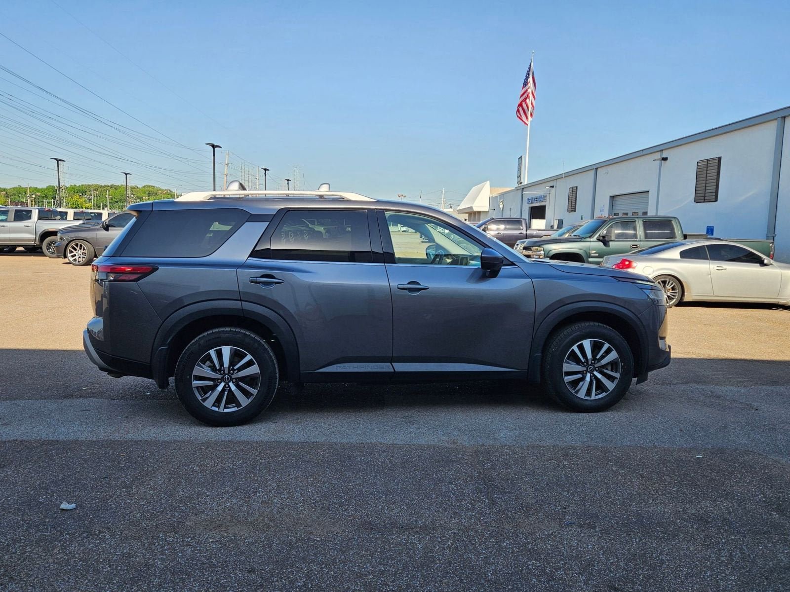 Used 2023 Nissan Pathfinder SL FWD image 7