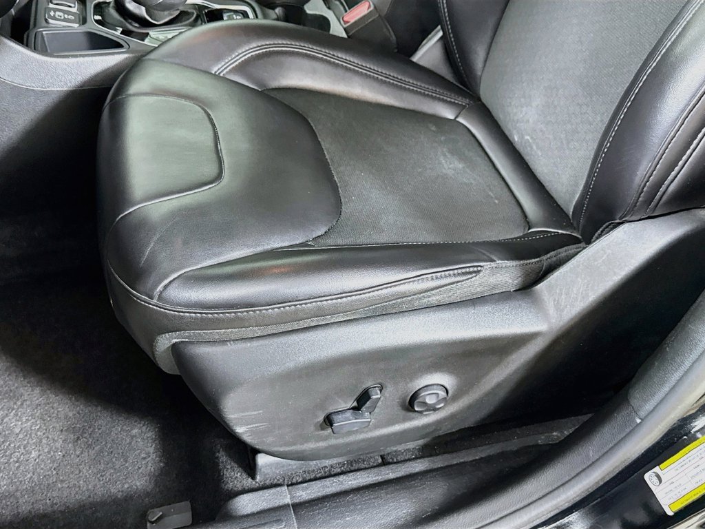 Used 2019 Jeep Cherokee Latitude Plus FWD image 24