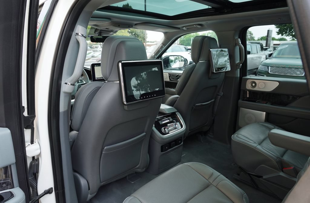 Used 2018 Lincoln Navigator Reserve w/ Technology Package AWD/4WD image 30