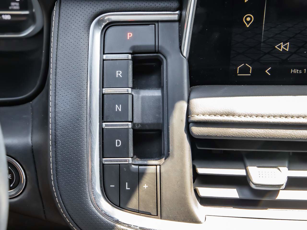 Used 2023 GMC Yukon SLT w/ SLT Luxury Package image 14