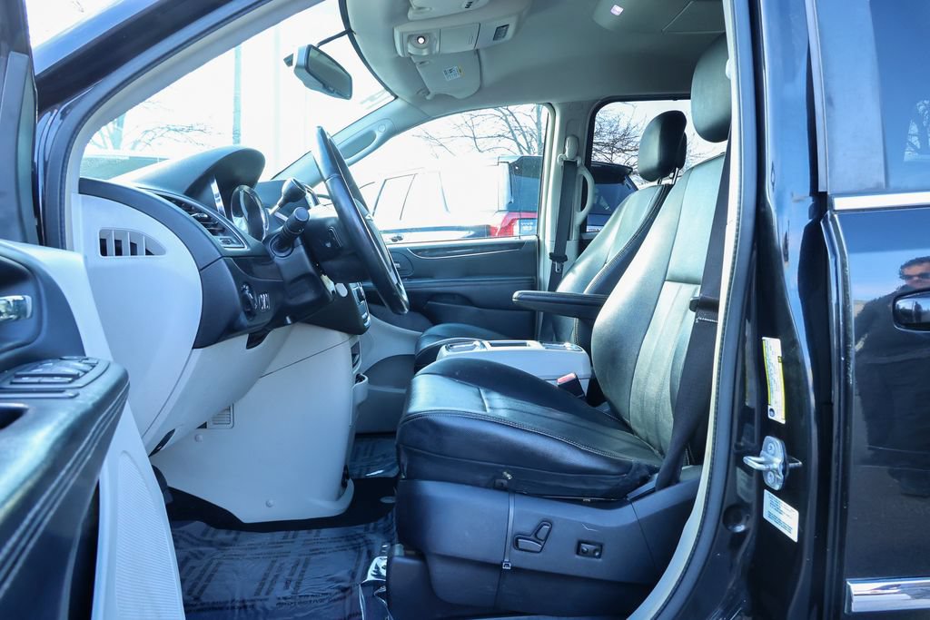 Used 2014 Chrysler Town & Country Touring FWD image 25