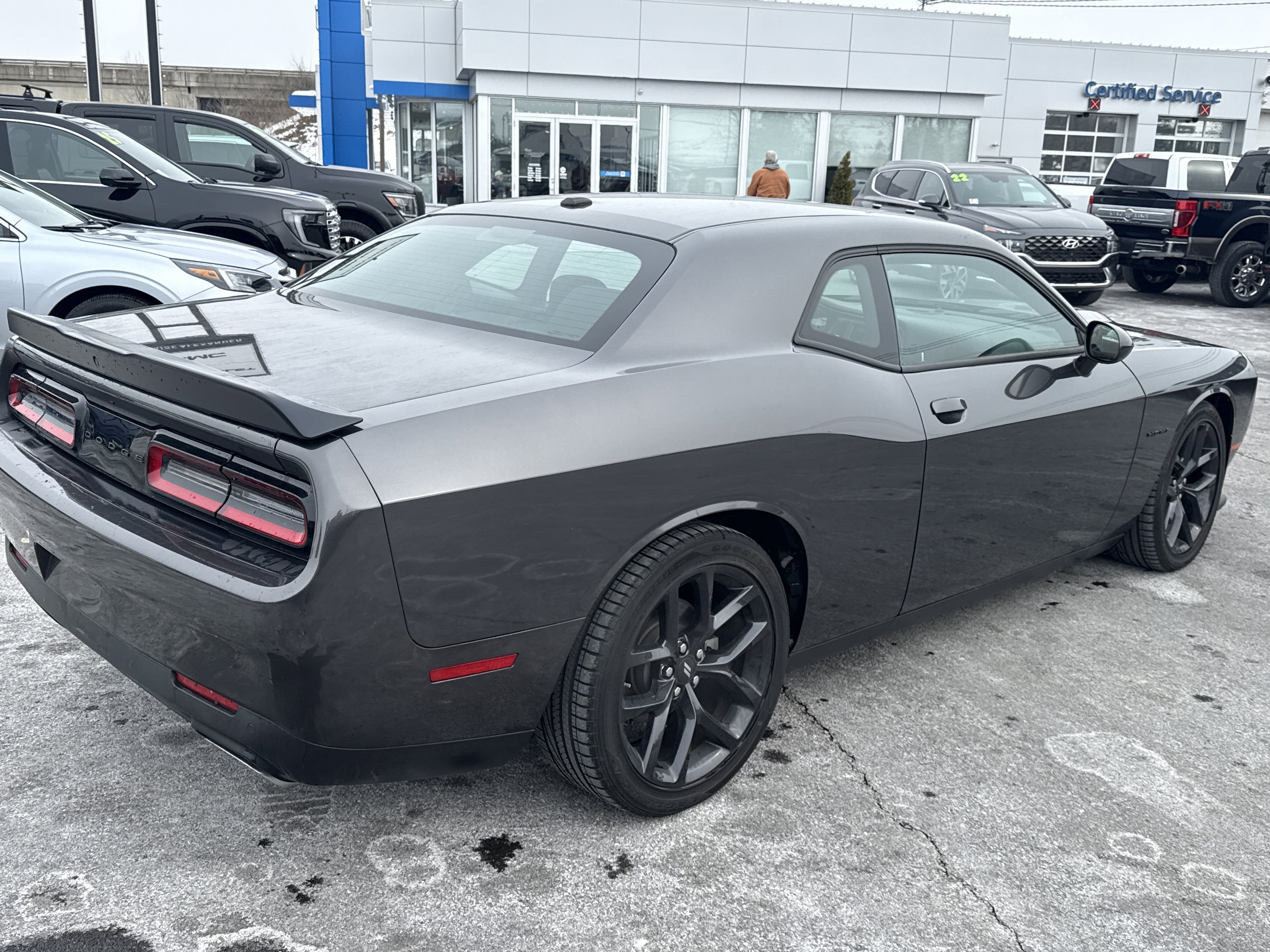 Used 2022 Dodge Challenger R/T w/ Blacktop Package video 3